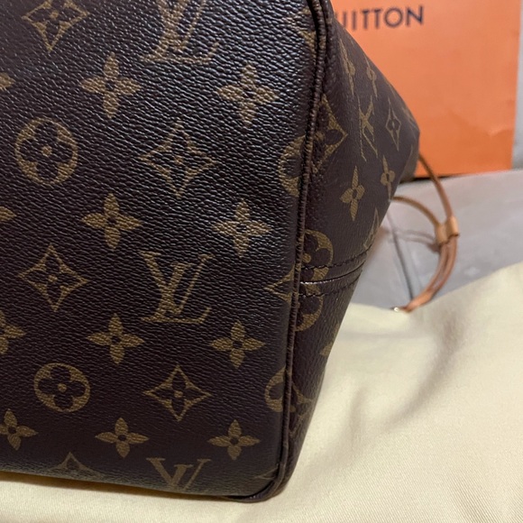 Louis Vuitton Monogram Canvas Neverfull MM - Picture 12 of 16